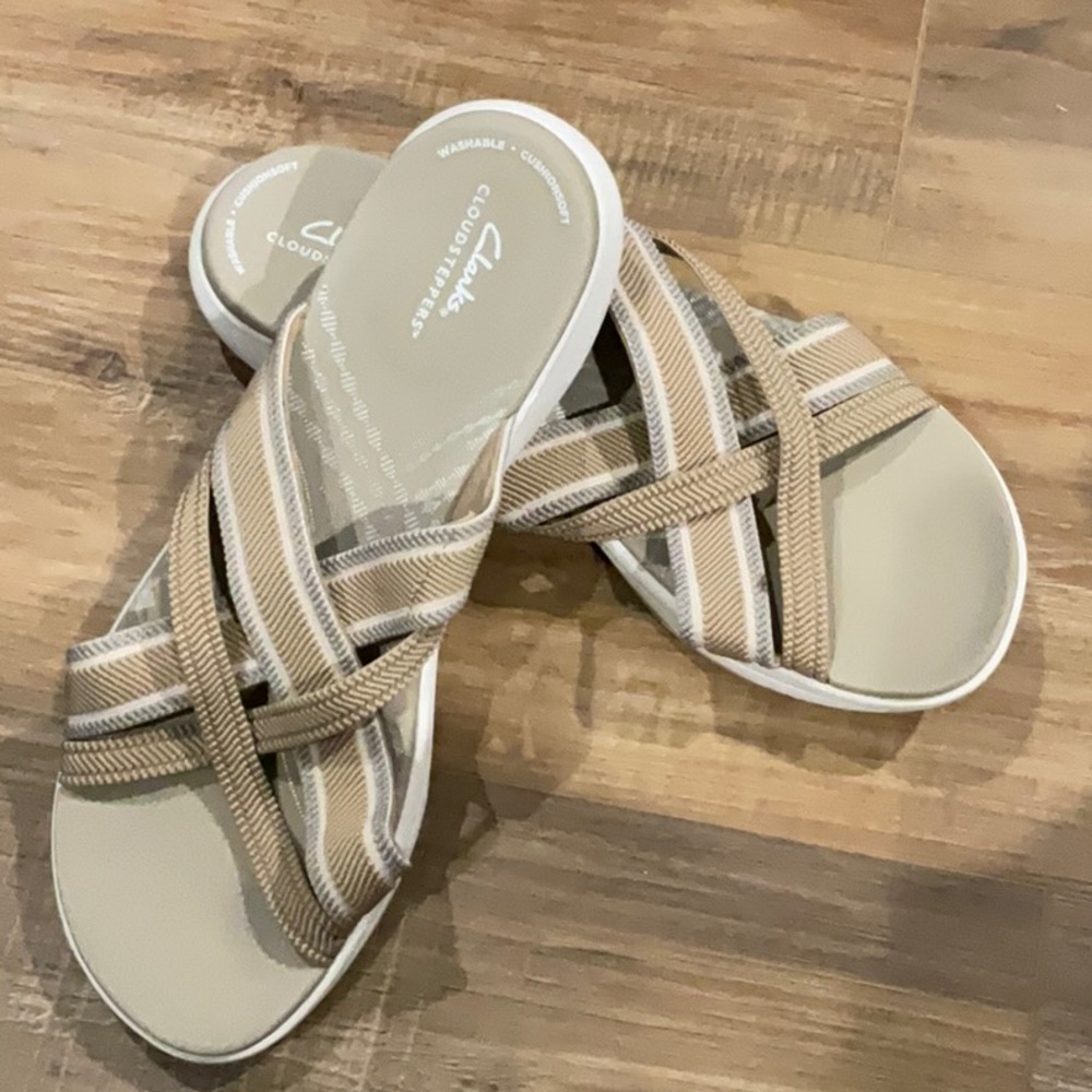 Clarks Tan Sandals with Crisscross Straps Size 9M